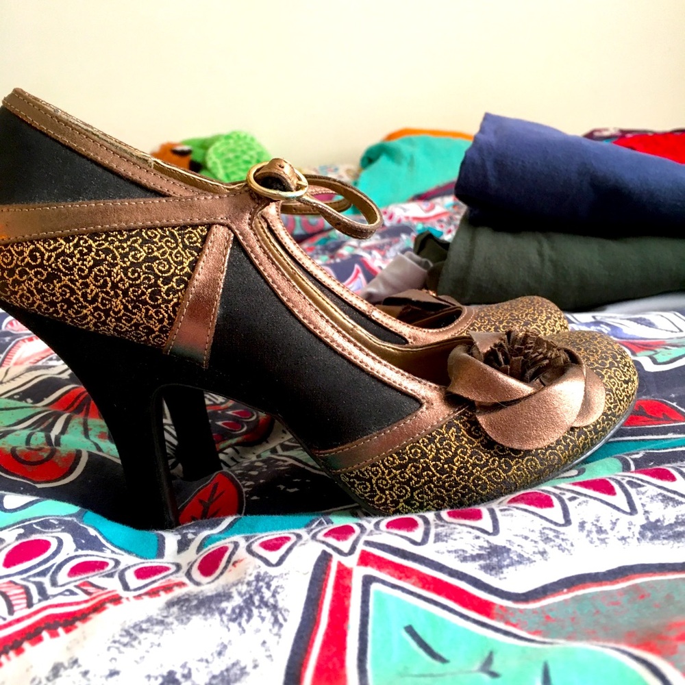 Black and gold 2.5 inch 👠